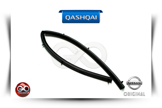 Siyah plastik ön panjur çerçevesi, Nissan amblemi, bağlantı klipsleri