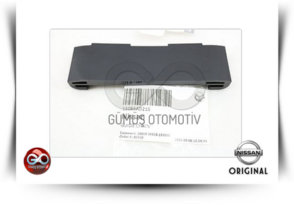 Siyah plastik otomotiv kılavuzu; iki yanda açık uçlar ve ortada etiket