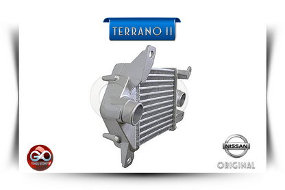 Ön açılı görünüşlü intercooler radyatörü, metal gövdeli ve ince kanatlı