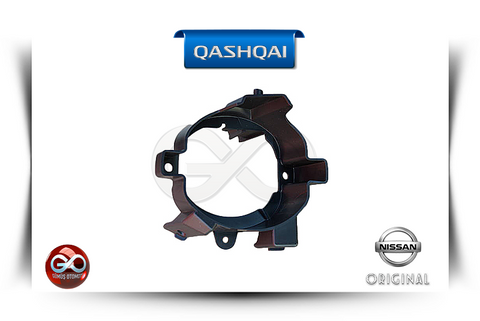 62256-JD01A <br>ÖN TAMPON SİS FAR ÇERÇEVESİ "SAĞ -1. VERSİYON - KAPALI"<br>QASHQAI-J10E - Gümüş Otomotiv